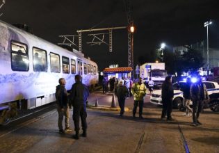 «Μας είπαν ότι έπεσε για να αυτοκτονήσει» – Μυστήριο με την παράσυρση του 17χρονου από τον Προαστιακό