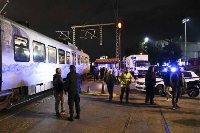 «Μας είπαν ότι έπεσε για να αυτοκτονήσει» – Μυστήριο με την παράσυρση του 17χρονου από τον Προαστιακό