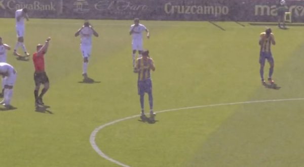 Ποδοσφαιρικός αγώνας έληξε στο 40′ λόγω… κουνουπιών!