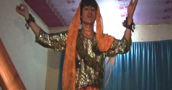 «Bacha bazi» ή «αγόρια χωρίς γένια»: Η φρικτή ιστορία των σεξουαλικών σκλάβων του Αφγανιστάν