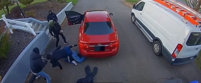 Ιδιοκτήτης αυτοκινήτου στις ΗΠΑ τα έβαλε με τέσσερις άντρες που πήγαν να του κλέψουν το όχημα