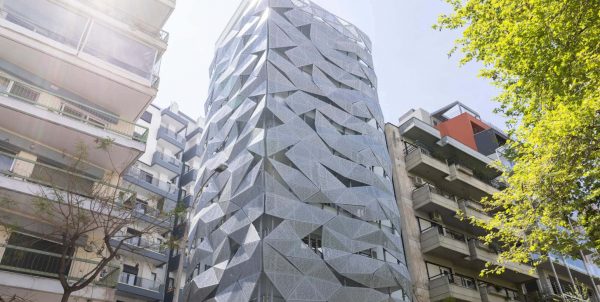 Επιβλητικό κτίριο στη Θεσσαλονίκη αλλάζει χρώμα ανάλογα με τον καιρό – Δείτε φωτογραφίες