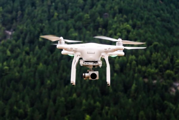 H αστυνομία της Γαλλίας θα επιτρέπεται να χρησιμοποιεί drones για την παρακολούθηση του πλήθους