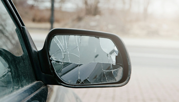 Το κόλπο με τον σπασμένο καθρέφτη αυτοκινήτου – Πώς ξεγελούν οι κλέφτες τους οδηγούς