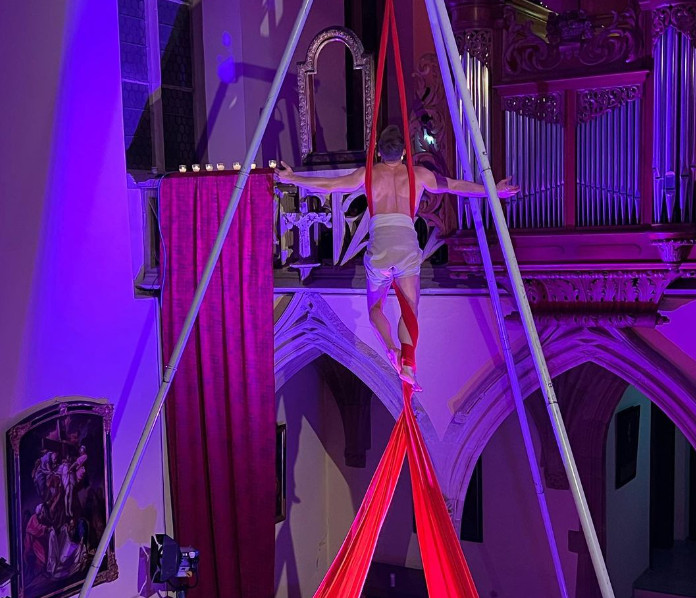 Ιερέας δέχεται απειλές για τη ζωή του μετά από show pole dancing σε εκκλησία