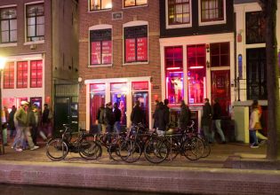 Στο «κόκκινο» οι εργαζόμενες των «Κόκκινων Φαναριών» στο Άμστερνταμ – «Συμπεριφερθείτε σωστά»