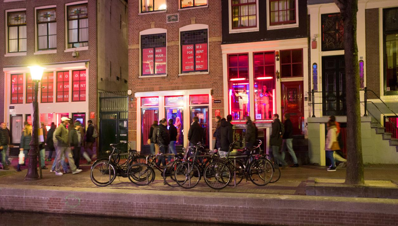Στο «κόκκινο» οι εργαζόμενες των «Κόκκινων Φαναριών» στο Άμστερνταμ - «Συμπεριφερθείτε σωστά»