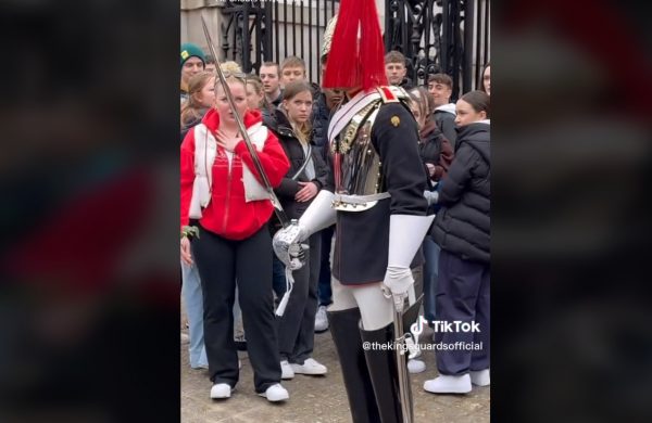 Μέλος της βασιλικής φρουράς ξεσπά σε τουρίστρια – «Μην με ακουμπάς!»