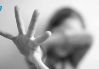 «Γινόταν ακόμα και όταν η μαμά ήταν μέσα» – Ανήλικη καταγγέλλει τον κατ’ εξακολούθηση βιασμό της από τον σύντροφο της μητέρας της