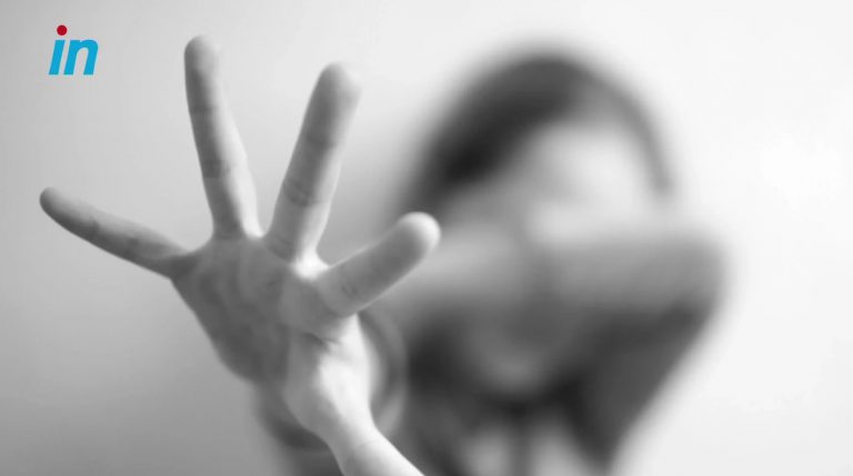 «Γινόταν ακόμα και όταν η μαμά ήταν μέσα» – Ανήλικη καταγγέλλει τον κατ’ εξακολούθηση βιασμό της από τον σύντροφο της μητέρας της