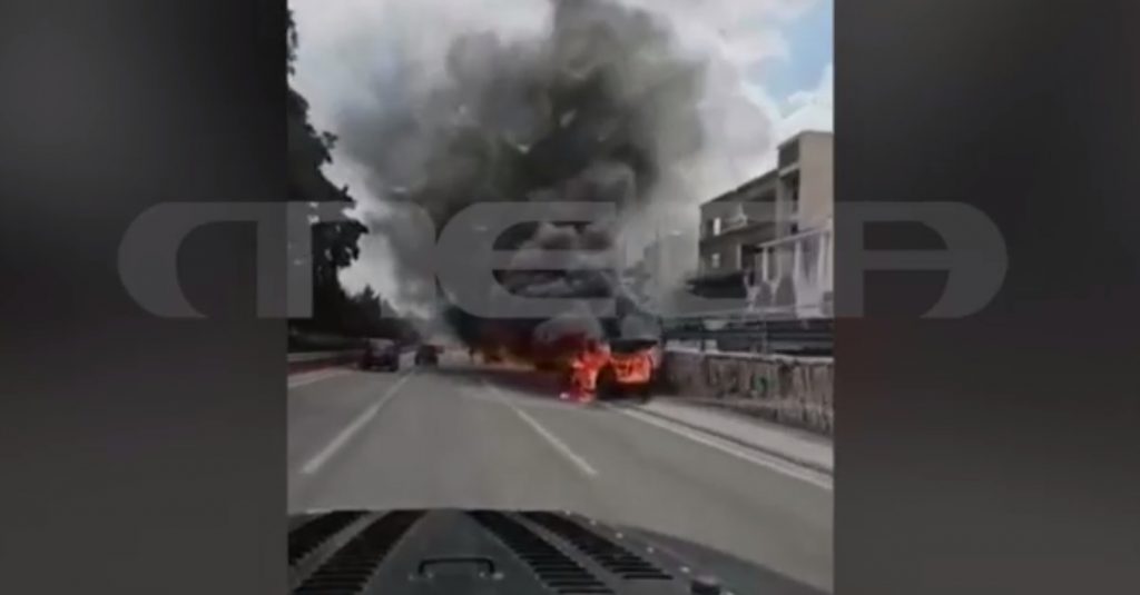 Στις φλόγες τυλίχθηκε εν κινήσει αυτοκίνητο στη λεωφόρο Αλίμου