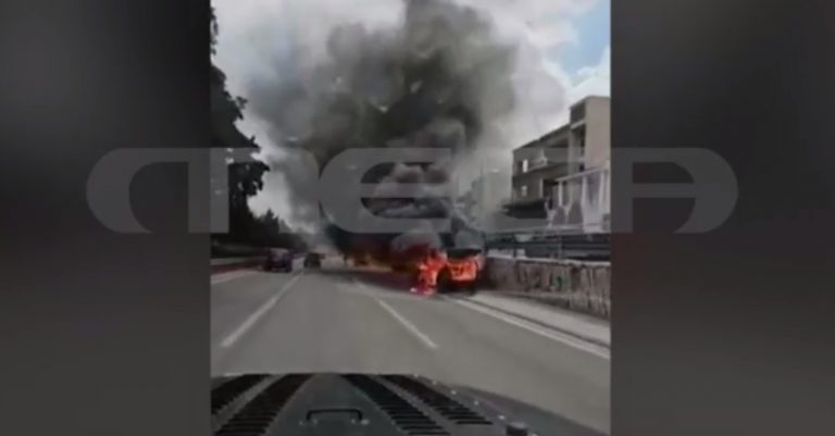 Στις φλόγες τυλίχθηκε εν κινήσει αυτοκίνητο στη λεωφόρο Αλίμου