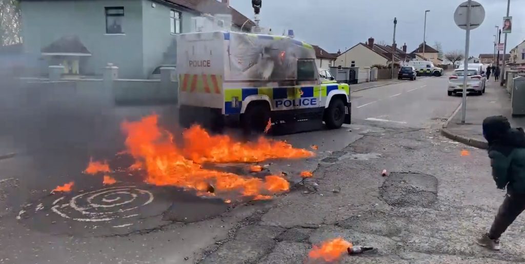 Επίθεση με βόμβες μολότοφ κατά αστυνομικών στη Β. Ιρλανδία