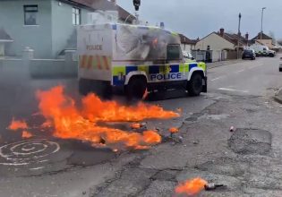 Επίθεση με βόμβες μολότοφ κατά αστυνομικών στη Β. Ιρλανδία