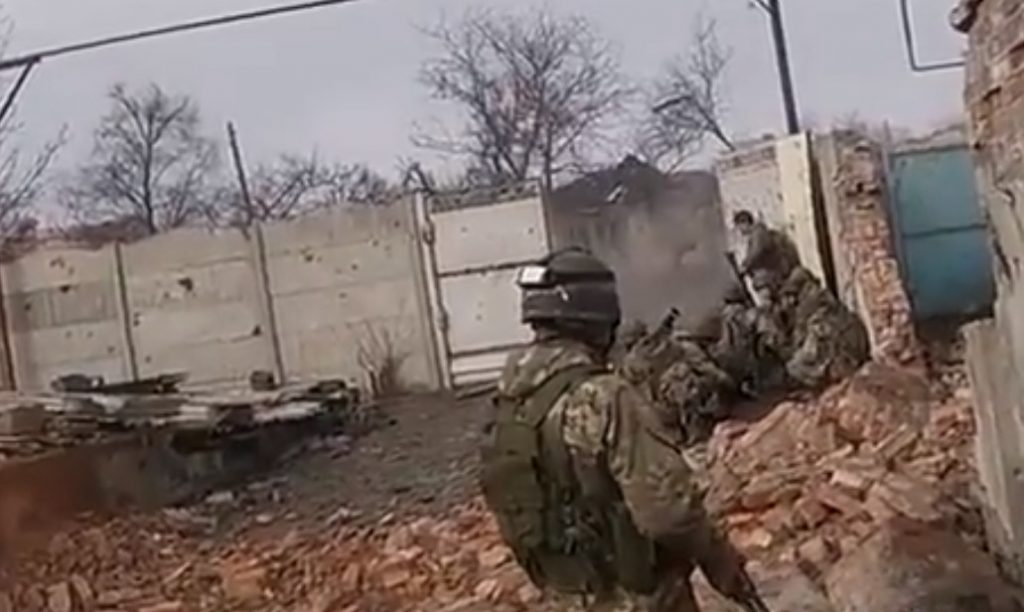 Πόλεμος στην Ουκρανία: Σφαίρα χτυπάει στο κεφάλι στρατιώτη της Wagner – Σοκαριστικό βίντεο
