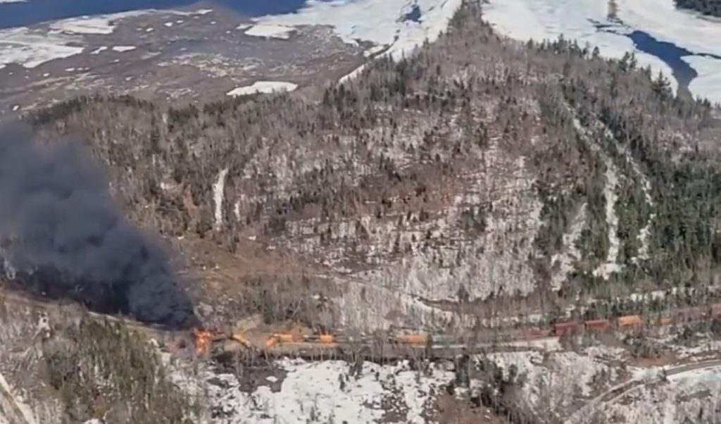 Τρένο εκτροχιάστηκε και πήρε φωτιά στις ΗΠΑ – Τρεις τραυματίες