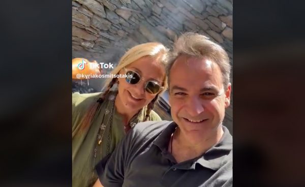 Κυριάκος Μητσοτάκης: Ήρθε η ώρα να ασχοληθούμε με το αρνί και το κοκορέτσι – Το βίντεο στο Tik Tok πλάι στη σύζυγό του