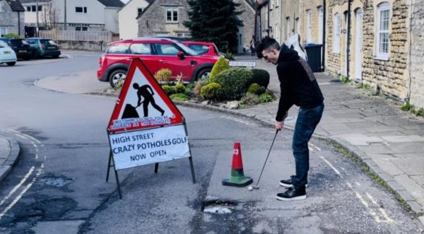 Πολίτες στη Βρετανία παίζουν γκολφ σε λακκούβες δρόμων και στέλνουν μήνυμα στον Δήμο τους