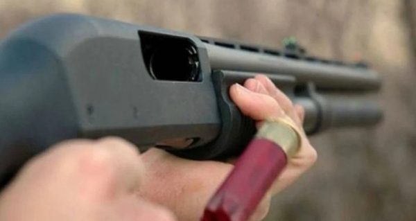 Ιδιοκτήτης ακινήτου πυροβόλησε θανάσιμα νεαρή επειδή το αυτοκίνητο στο οποίο επέβαινε έστριψε στον λάθος δρόμο