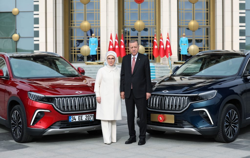 Ο Ερντογάν στο τιμόνι του πρώτου τουρκικού ηλεκτρικού αυτοκινήτου Togg – «Το καμάρι της χώρας μας»