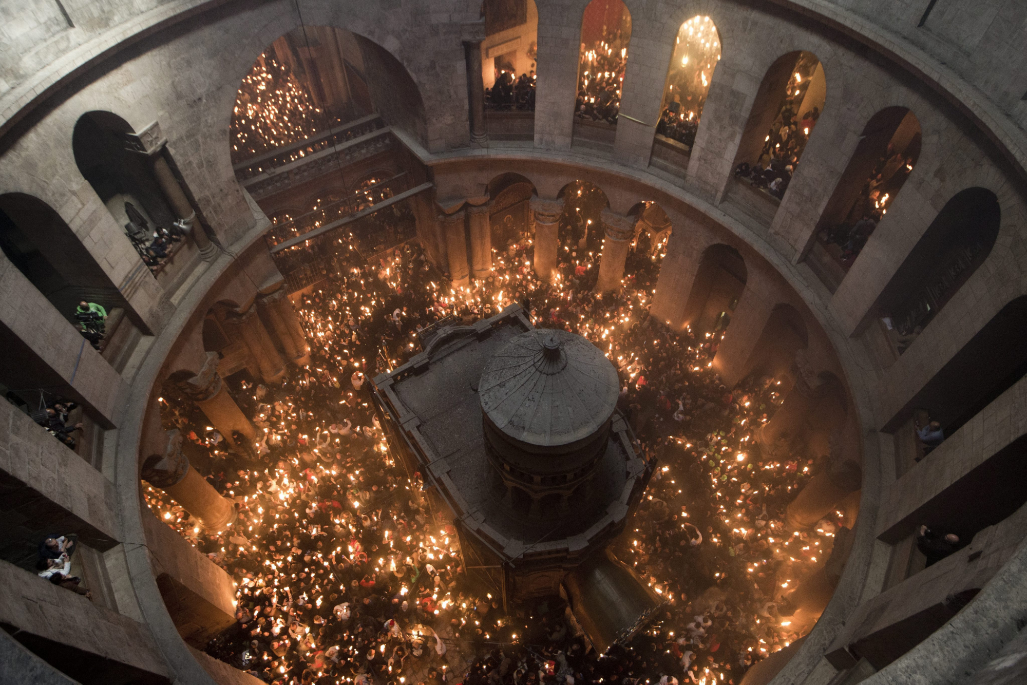 Άγιο Φως: Πλήθος πιστών για την τελετή αφής στα Ιεροσόλυμα - Πότε θα φτάσει στην Ελλάδα