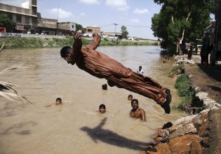 Λιώνουν δρόμοι στην Ασία από τον «ιστορικό» και «φονικό» καύσωνα – Στους 45 βαθμούς ο υδράργυρος