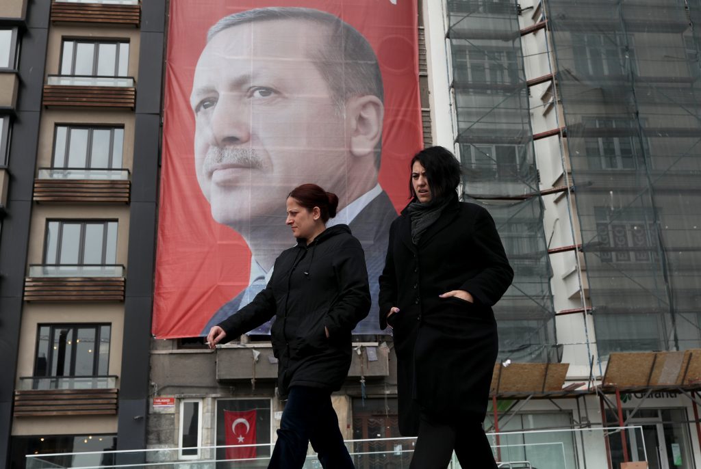 DW: Η 20ετία του Ερντογάν διέλυσε τα δικαιώματα των γυναικών στην Τουρκία – «Ζουν υπό ασφυκτικό έλεγχο»