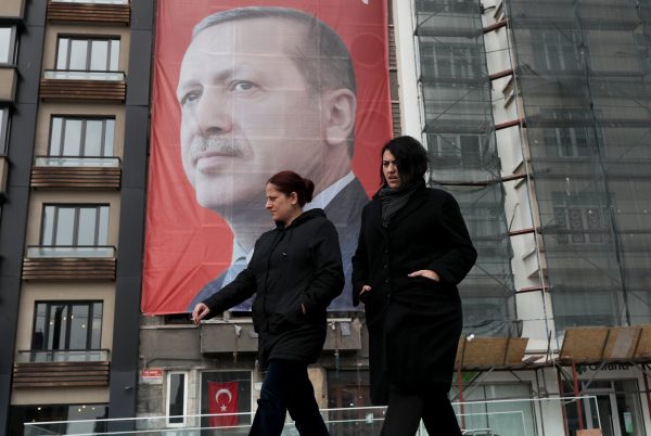 DW: Η 20ετία του Ερντογάν διέλυσε τα δικαιώματα των γυναικών στην Τουρκία – «Ζουν υπό ασφυκτικό έλεγχο»