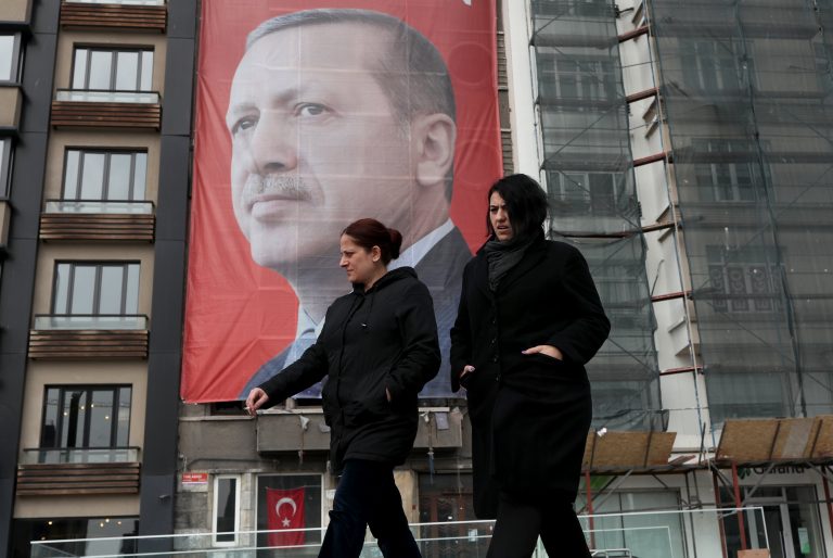 DW: Η 20ετία του Ερντογάν διέλυσε τα δικαιώματα των γυναικών στην Τουρκία – «Ζουν υπό ασφυκτικό έλεγχο»