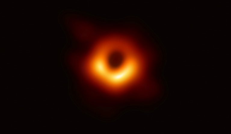 Τεχνητή νοημοσύνη έκανε ρετούς στην πρώτη εικόνα μαύρης τρύπας