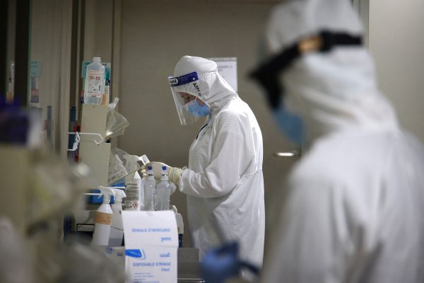 Κοροναϊός: Μειωμένοι οι θάνατοι και οι διασωληνώσεις στην τελευταία έκθεση του ΕΟΔΥ