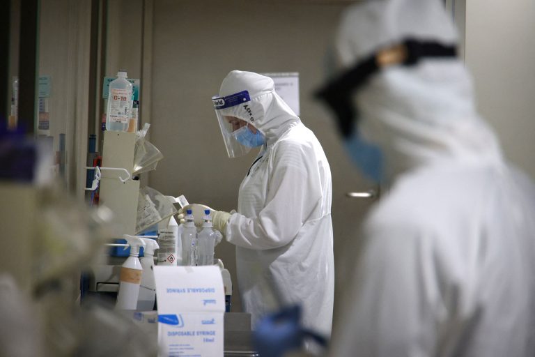 Κοροναϊός: Μειωμένοι οι θάνατοι και οι διασωληνώσεις στην τελευταία έκθεση του ΕΟΔΥ