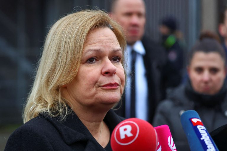 Νάνσι Φέζερ: Απέρριψε τις εκκλήσεις για διάθεση κονδυλίων στη φιλοξενία προσφύγων