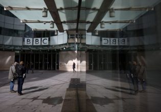 BBC: Παραιτήθηκε ο πρόεδρος Ρίτσαρντ Σαρπ μετά το σκάνδαλο για τον διορισμό του