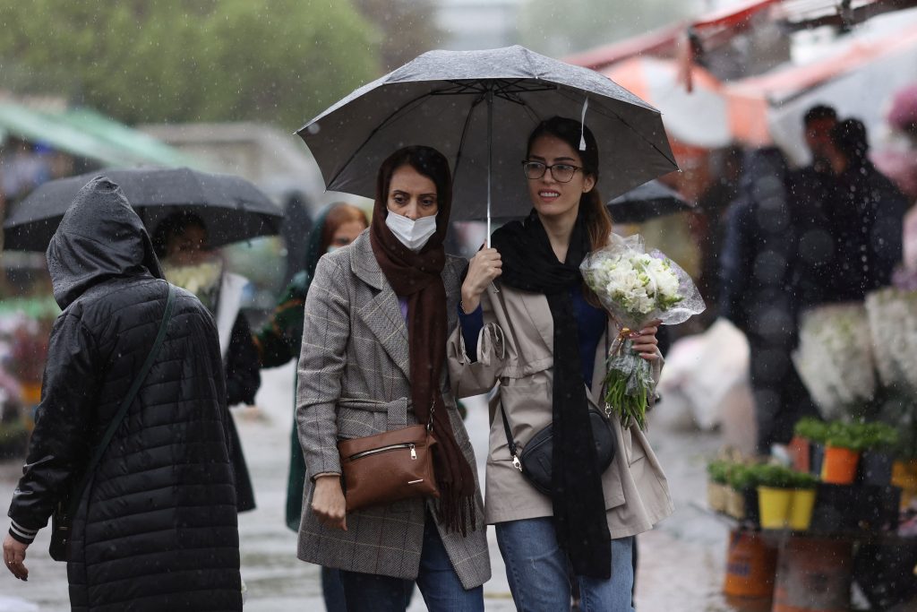Ιράν: Με κάμερες στους δρόμους θα ταυτοποιούνται οι γυναίκες χωρίς μαντήλα