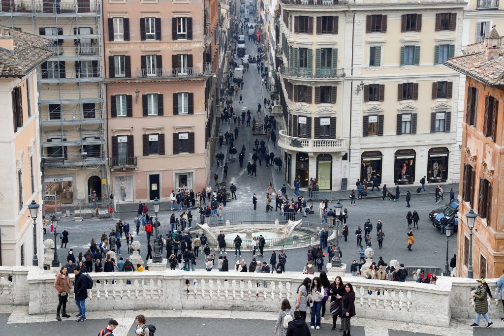 Ιταλία: Ακτιβιστές έριξαν μαύρη μπογιά στο σιντριβάνι της Πιάτσα ντι Σπάνια
