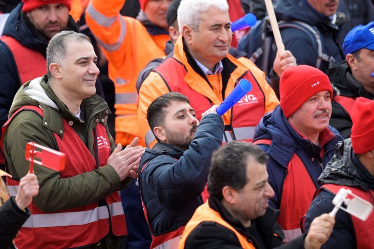 Απεργίες στη Γερμανία: Οι ομοσπονδιακοί υπάλληλοι και οι εργαζόμενοι στους δήμους πέτυχαν αύξηση μισθών