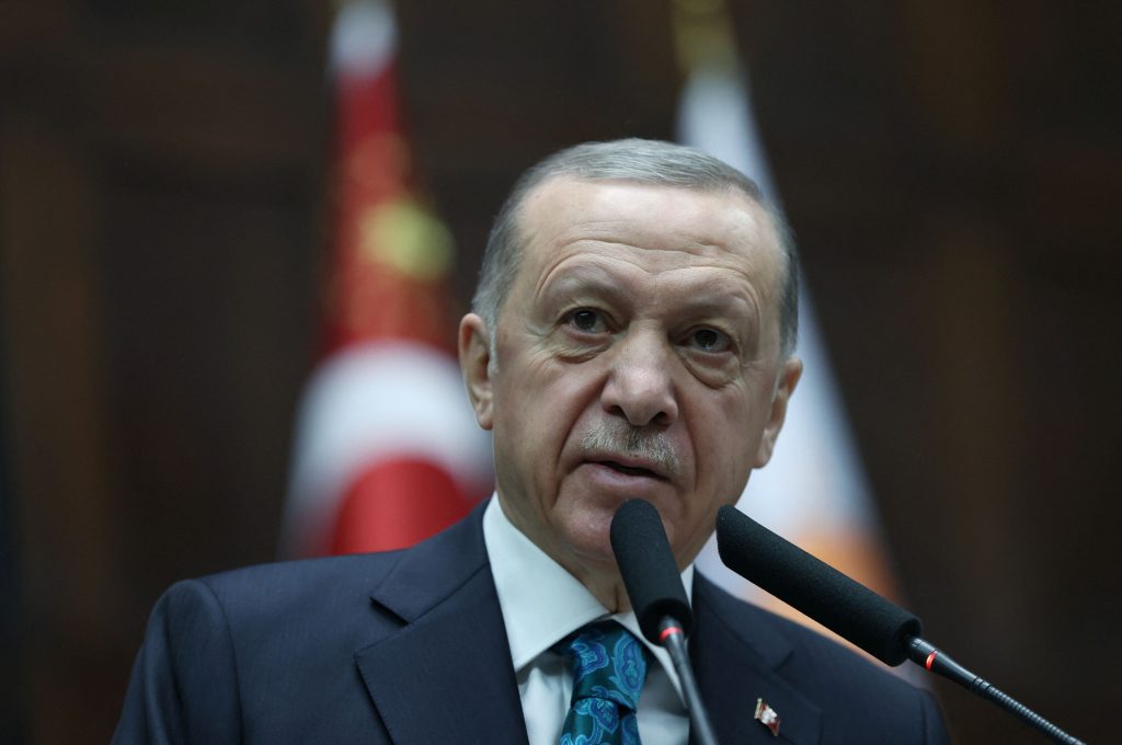 Ερντογάν: Το σόου του τούρκου προέδρου – Μοιράζει προεκλογικό «μπαξίσι» σε παιδιά