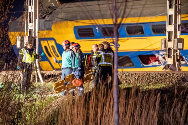 Σύγκρουση τρένου στην Ολλανδία: Βίντεο - σοκ - Σκηνές χάους και εκκλήσεις για βοήθεια