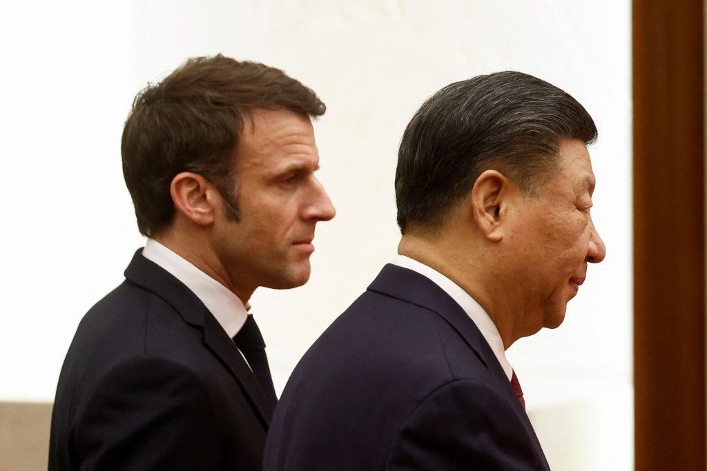 Ο Εμανουέλ Μακρόν υπολογίζει στον Σι «για να επαναφέρει την Ρωσία στην λογική»