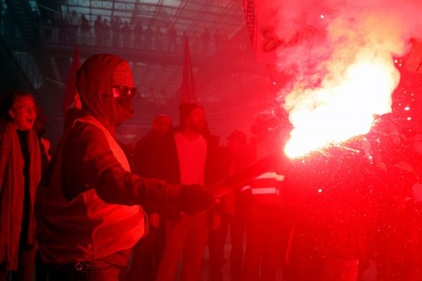 Διαδηλώσεις στη Γαλλία: Διαδηλωτές εισέβαλαν με καπνογόνα στα γραφεία της BlackRock
