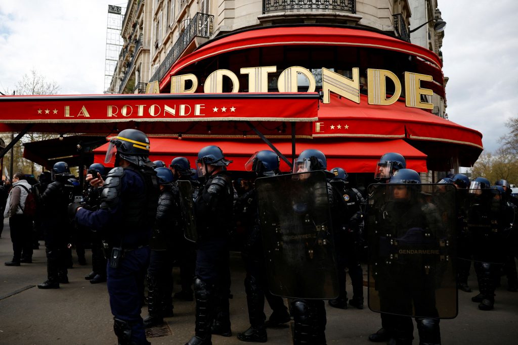 Στο «στόχαστρο» των Γάλλων διαδηλωτών αγαπημένο μπιστρό του Μακρόν