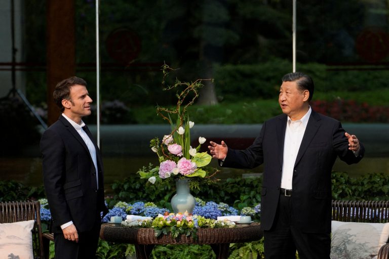 Κινεζική «επίθεση γοητείας» στη Γαλλία για πιο αντιαμερικανική στάση