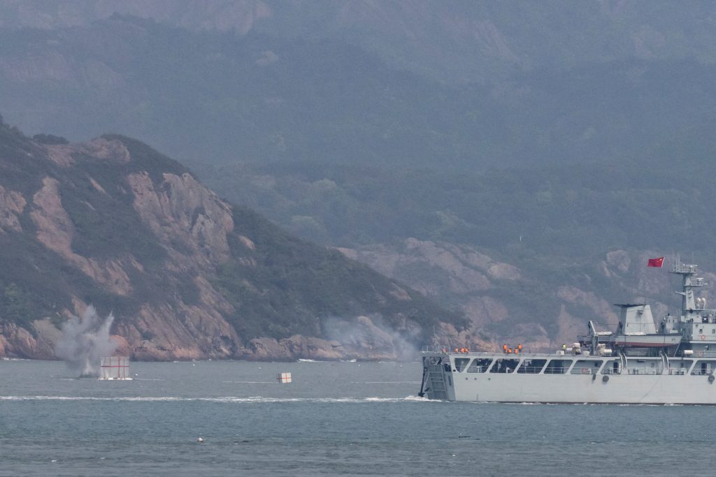 Γυμνάσια της Κίνας: Πληθαίνουν τα πολεμικά πλοία και αεροσκάφη γύρω από την Ταϊβάν που καταγγέλλει «αυταρχικό επεκτατισμό»