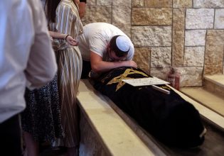 Θρήνος ραββίνου για τη δολοφονία των δυο παιδιών του σε πυροβολισμούς στο Ισραήλ