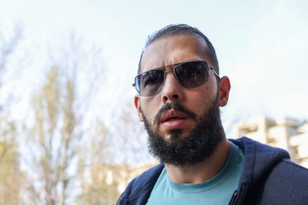 Άντριου Τέιτ: Παρατείνεται ο κατ΄ οίκον περιορισμός του