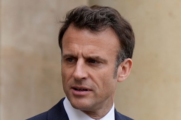 Τα «Χρυσά Βατόμουρα» των Γάλλων πολιτικών - «Νονός» ο Μακρόν