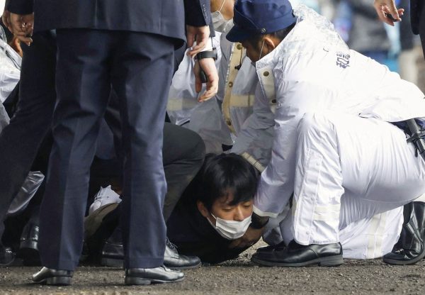 Φουμίο Κισίντα: Εκσφενδόνισαν «καπνογόνο» εναντίον του Ιάπωνα πρωθυπουργού – Τον απομάκρυναν εσπευσμένα