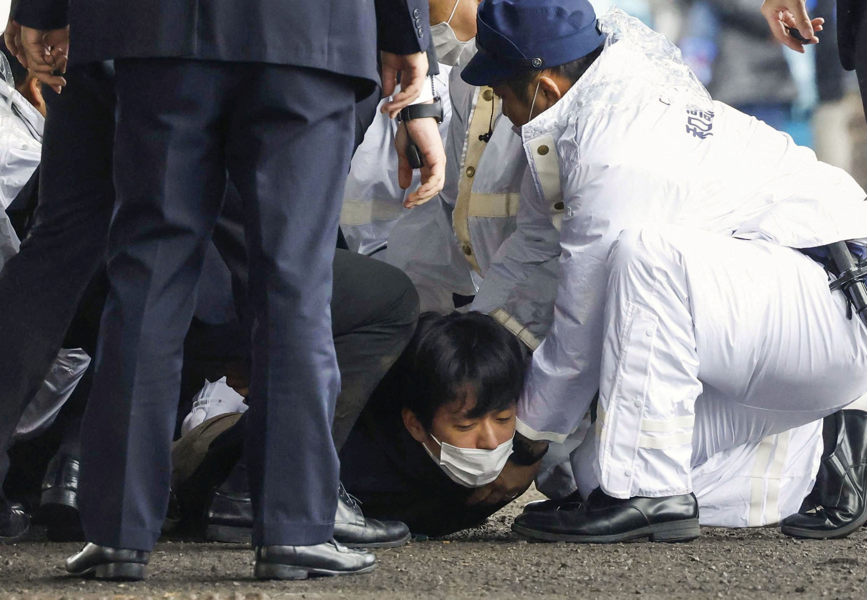 Φουμίο Κισίντα: Εκσφενδόνισαν «καπνογόνο» εναντίον του Ιάπωνα πρωθυπουργού - Τον απομάκρυναν εσπευσμένα