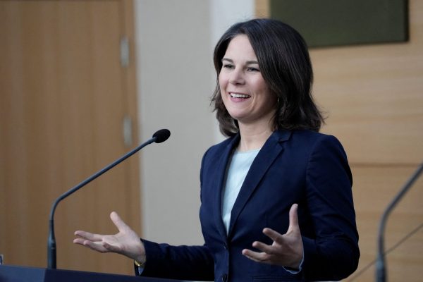 Γερμανία: Η οικονομία φλερτάρει με την ύφεση και η Αναλένα Μπέρμποκ διαλέγει κραγιόν